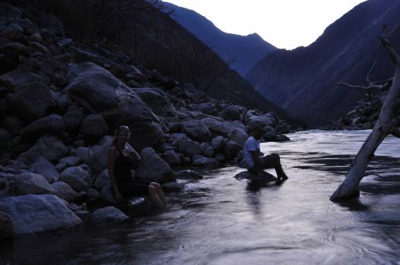 Molhando os pés na água fria no final da tarde e do primeiro dia de caminhada para as ruínas de Choquequirao, no Peru